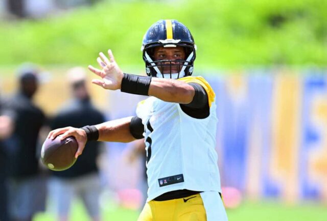 PITTSBURGH, PENSILVÂNIA - 6 DE JUNHO: Russell Wilson nº 3 do Pittsburgh Steelers lança um passe durante o treino fora de temporada do Pittsburgh Steelers OTA no UPMC Rooney Sports Complex em 6 de junho de 2024 em Pittsburgh, Pensilvânia.