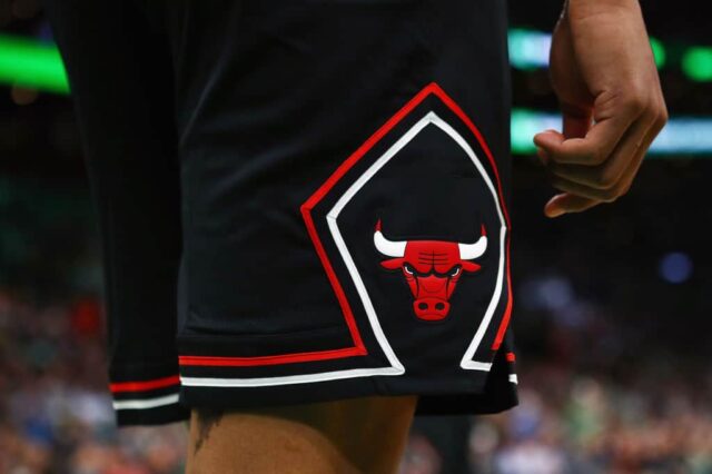 Um detalhe do logotipo do Chicago Bulls durante o jogo entre o Chicago Bulls e o Boston Celtics no TD Garden em 14 de novembro de 2018 em Boston, Massachusetts.