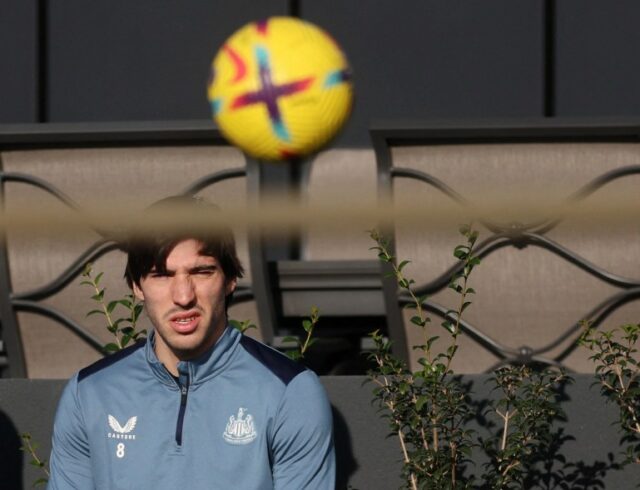 Jogador de futebol assistindo treinamento.