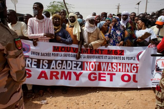 Nigerianos protestam contra militares dos EUA