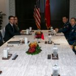 O ministro da Defesa chinês, Dong Jun, à direita, e o secretário de Defesa dos EUA, Lloyd Austin, em uma reunião em Cingapura