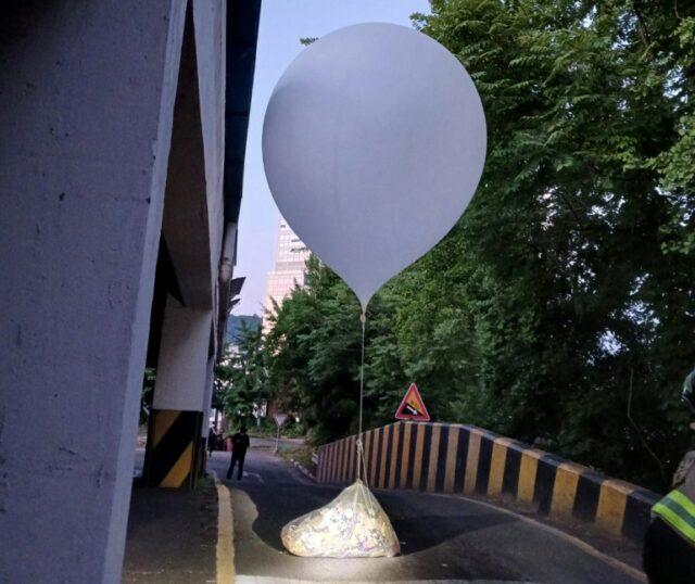 Um balão que se acredita ter sido enviado pela Coreia do Norte, carregando vários objetos, incluindo o que parecia ser lixo, é retratado em Incheon, Coreia do Sul, em 2 de junho de 2024. Yonhap via REUTERS ESTA IMAGEM FOI FORNECIDA POR TERCEIROS.  SEM REVENDAS.  SEM ARQUIVOS.  COREIA DO SUL FORA.  NÃO HÁ VENDAS COMERCIAIS OU EDITORIAIS NA COREIA DO SUL.  MELHOR QUALIDADE DISPONÍVEL.