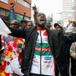 Manifestantes reagem durante uma manifestação contra a proposta de lei financeira do Quénia