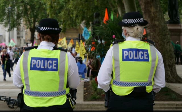Policiais do Reino Unido investigam alegações de abuso sexual na escola do irmão da princesa Diana