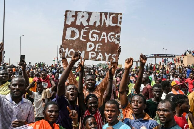 Milhares de nigerianos reúnem-se em frente ao quartel-general do exército francês, em apoio aos soldados golpistas e para exigir a saída do exército francês