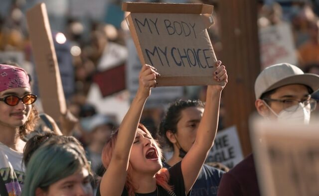 ‘Uma menina não é mãe’: milhares de pessoas protestam contra a nova lei sobre o aborto no Brasil