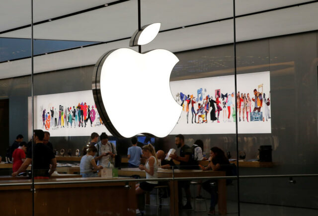 Pessoas visitam uma loja da Apple em Istambul, Turquia, em 15 de agosto de 2018. REUTERS/Murad Sezer