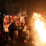 Em meio à guerra, manifestantes antigovernamentais israelenses marcham na casa de Netanyahu