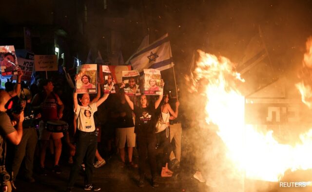 Em meio à guerra, manifestantes antigovernamentais israelenses marcham na casa de Netanyahu