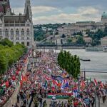 Enorme manifestação anti-guerra na capital de um membro da OTAN (VÍDEOS)