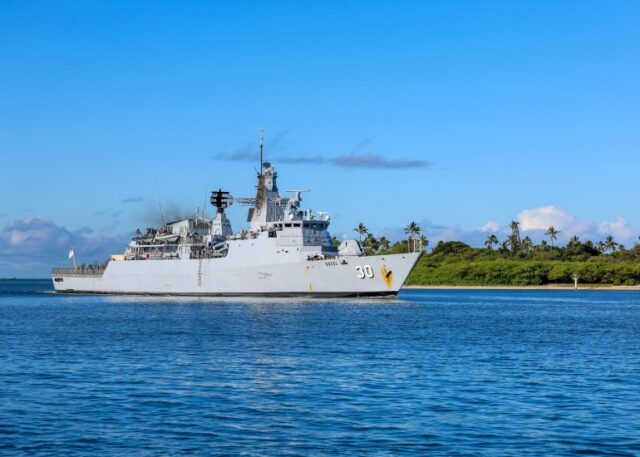 A fragata de mísseis guiados classe Lekiu da Marinha Real da Malásia KD Lekiu chega ao Havaí.  Tem o número 30 na proa.