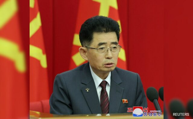 Autoridades norte-coreanas usam distintivos com rosto de “pai amigo” Kim Jong Un