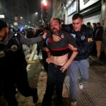 Policiais detêm manifestantes durante protesto em Buenos Aires