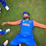 O capitão da Índia, Rohit Sharma, deita-se no chão enquanto comemora com a equipe da Índia depois de vencer a partida final de críquete masculino da Copa do Mundo Twenty20 de 2024 da ICC entre a Índia e a África do Sul no Kensington Oval em Bridgetown, Barbados, em 29 de junho de 2024. (Foto de CHANDAN KHANNA / AFP)
