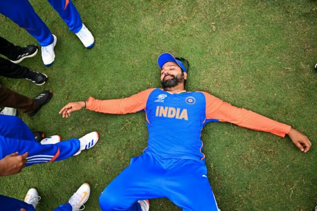 O capitão da Índia, Rohit Sharma, deita-se no chão enquanto comemora com a equipe da Índia depois de vencer a partida final de críquete masculino da Copa do Mundo Twenty20 de 2024 da ICC entre a Índia e a África do Sul no Kensington Oval em Bridgetown, Barbados, em 29 de junho de 2024. (Foto de CHANDAN KHANNA / AFP)