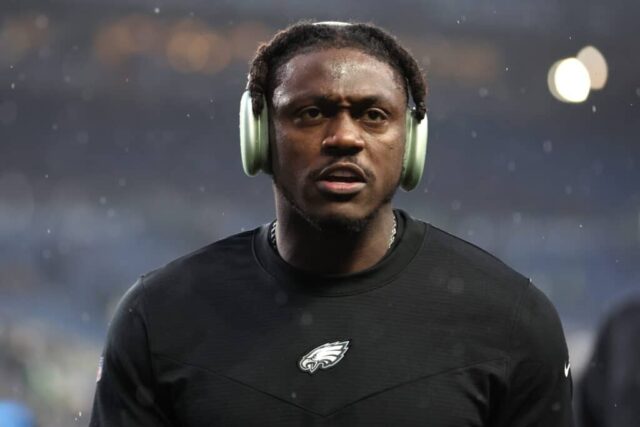 SEATTLE, WASHINGTON - 18 DE DEZEMBRO: AJ Brown # 11 do Philadelphia Eagles se aquece antes de um jogo contra o Seattle Seahawks no Lumen Field em 18 de dezembro de 2023 em Seattle, Washington.