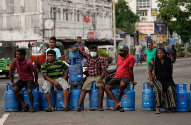 Sri Lanka bloqueiam um cruzamento exigindo cilindros de gás de cozinha em Colombo, Sri Lanka, sábado, 7 de maio de 2022. Diplomatas e grupos de direitos humanos expressaram preocupação no sábado, depois que o presidente do Sri Lanka, Gotabaya Rajapaksa, declarou estado de emergência e a polícia usou a força contra manifestantes pacíficos em meio à crise do país. pior crise económica da memória recente.  (Foto AP/Eranga Jayawardena)