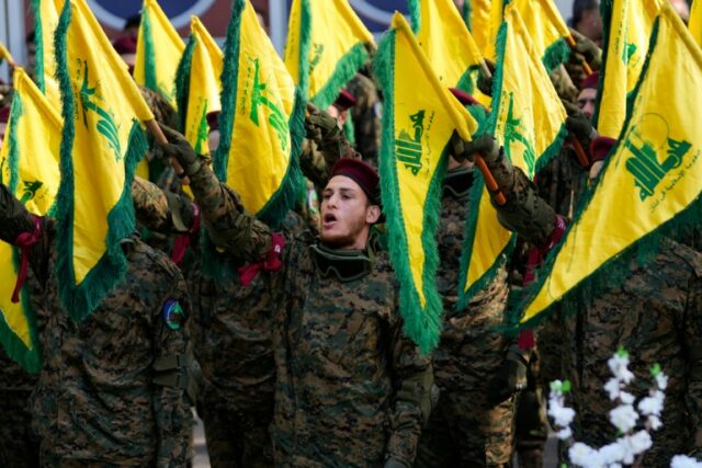 Combatentes do Hezbollah comparecem ao funeral de seu comandante Wissam al-Tawil, na vila de Khirbet Selm, sul do Líbano, terça-feira, 9 de janeiro de 2024. O comandante de elite do Hezbollah que foi morto em um ataque aéreo israelense na segunda-feira no sul do Líbano lutou pelo grupo durante décadas e participou de algumas de suas maiores batalhas.  (Foto AP/Hussein Malla)