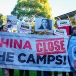 Os manifestantes apelam à China para “fechar os campos” em referência a Xinjiang, onde a ONU afirmou que pelo menos um milhão de uigures, na sua maioria muçulmanos, foram detidos em centros de reeducação