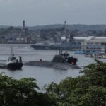 O submarino russo Kazan, movido a energia nuclear, sai do porto de Havana, Cuba,