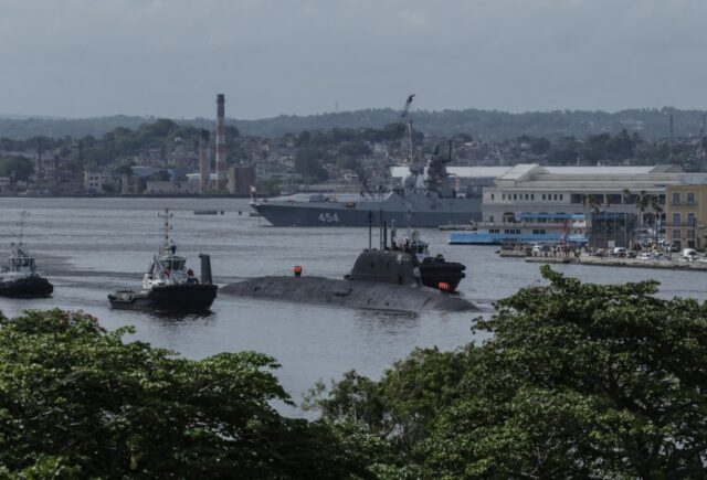 O submarino russo Kazan, movido a energia nuclear, sai do porto de Havana, Cuba, 