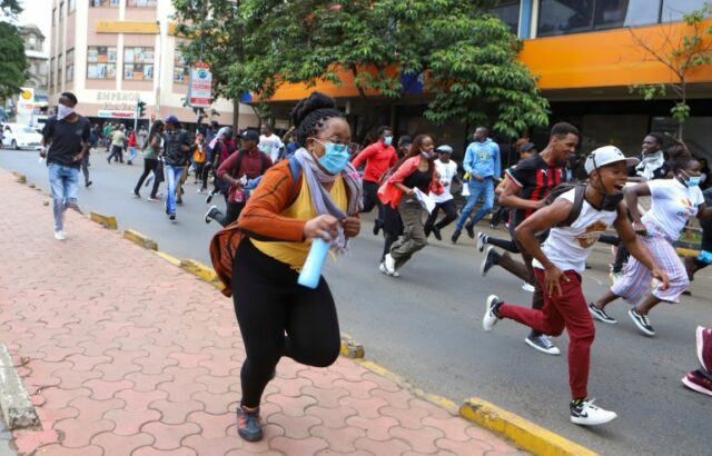 Manifestantes correndo em Nairóbi