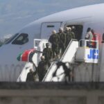 Polícia queniana desembarca de avião