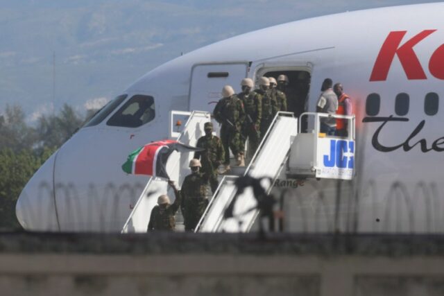 Polícia queniana desembarca de avião