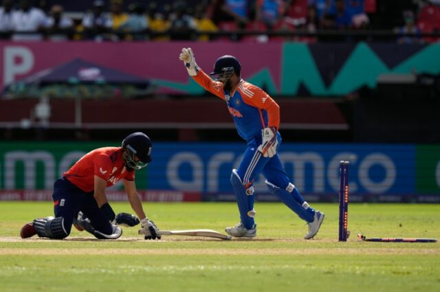 O guarda-postigo da Índia Rishabh Pant, à direita, comemora depois de derrotar o inglês Moeen Ali, à esquerda, durante a segunda partida semifinal da Copa do Mundo Masculina T20 da ICC entre Inglaterra e Índia no Estádio Nacional da Guiana em Providence, Guiana, quinta-feira, 27 de junho de 2024. ( Foto AP/Ramon Espinosa)