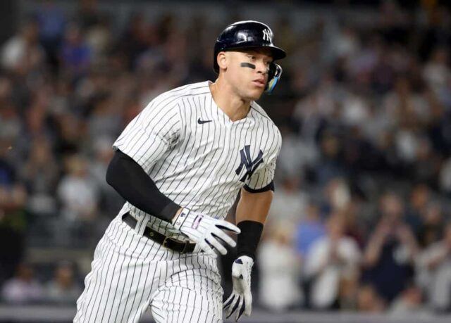 Aaron Judge nº 99 do New York Yankees acerta uma dobradinha no primeiro inning contra o Boston Red Sox no Yankee Stadium em 25 de setembro de 2022 no bairro do Bronx, na cidade de Nova York.
