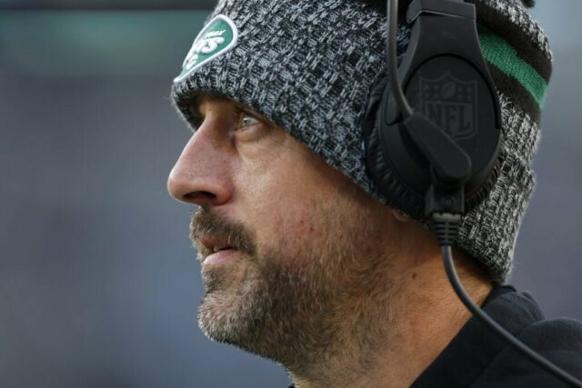 EAST RUTHERFORD, NOVA JERSEY - 24 DE NOVEMBRO: Aaron Rodgers nº 8 do New York Jets observa da linha lateral antes do jogo contra o Miami Dolphins no MetLife Stadium em 24 de novembro de 2023 em East Rutherford, Nova Jersey.