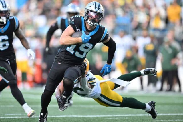 CHARLOTTE, CAROLINA DO NORTE - 24 DE DEZEMBRO: Adam Thielen # 19 do Carolina Panthers carrega a bola durante o quarto período contra o Green Bay Packers no Bank of America Stadium em 24 de dezembro de 2023 em Charlotte, Carolina do Norte. 