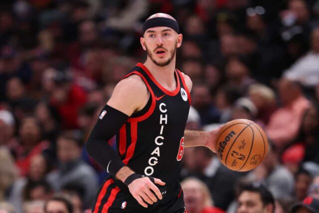 CHICAGO, ILLINOIS - 30 DE JANEIRO: Alex Caruso nº 6 do Chicago Bulls dribla a quadra contra o Toronto Raptors durante o primeiro tempo no United Center em 30 de janeiro de 2024 em Chicago, Illinois.  NOTA AO USUÁRIO: O Usuário reconhece e concorda expressamente que, ao baixar e/ou usar esta fotografia, o Usuário está concordando com os termos e condições do Contrato de Licença da Getty Images.