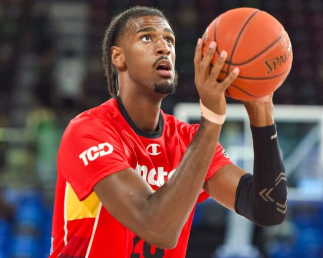 HOBART, AUSTRÁLIA - 17 DE FEVEREIRO: Alex Sarr dos Wildcats se aquece antes da partida da 20ª rodada da NBL entre Tasmania Jackjumpers e Perth Wildcats no MyState Bank Arena, em 17 de fevereiro de 2024, em Hobart, Austrália. 