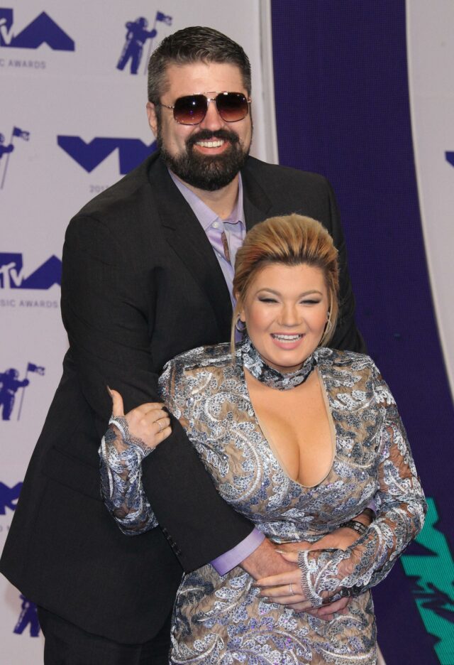 Amber Portwood e Andrew Glennon posam no tapete vermelho do MTV VMA Awards 2017