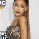Ariana Grande usa top curto com espartilho