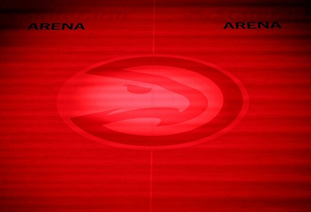 ATLANTA, GEÓRGIA - 06 DE JANEIRO: Uma vista do logotipo na quadra central antes do jogo entre o Atlanta Hawks e o Charlotte Hornets na State Farm Arena em 06 de janeiro de 2021 em Atlanta, Geórgia.  NOTA AO USUÁRIO: O Usuário reconhece e concorda expressamente que, ao baixar e/ou usar esta fotografia, o Usuário está concordando com os termos e condições do Contrato de Licença da Getty Images.