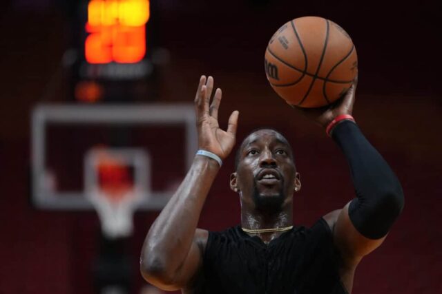 MIAMI, FLÓRIDA - 19 DE ABRIL: Bam Adebayo # 13 do Miami Heat se aquece antes de um jogo contra o Chicago Bulls no Kaseya Center em 19 de abril de 2024 em Miami, Flórida. 