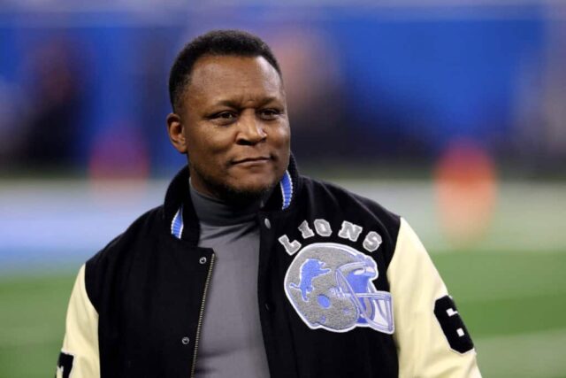 DETROIT, MICHIGAN - 14 DE JANEIRO: O ex-jogador da NFL Barry Sanders do Detroit Lions reage durante o primeiro tempo entre o Los Angeles Rams e o Detroit Lions nos playoffs do NFC Wild Card no Ford Field em 14 de janeiro de 2024 em Detroit, Michigan.