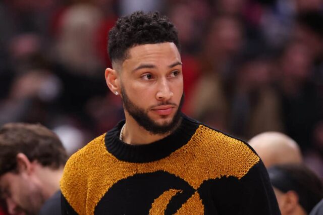 Ben Simmons, nº 10 do Brooklyn Nets, assiste durante o primeiro tempo no United Center em 24 de fevereiro de 2023 em Chicago, Illinois.  NOTA AO USUÁRIO: O Usuário reconhece e concorda expressamente que, ao baixar e/ou usar esta fotografia, o Usuário está concordando com os termos e condições do Contrato de Licença da Getty Images.