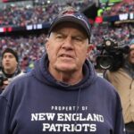 O técnico Bill Belichick, do New England Patriots, entra em campo após a vitória no jogo contra o Buffalo Bills, no Gillette Stadium, em 22 de outubro de 2023, em Foxborough, Massachusetts.