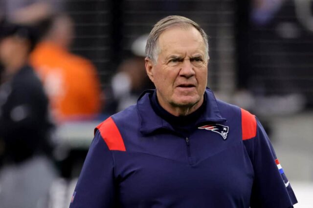 O técnico Bill Belichick, do New England Patriots, reage antes de um jogo contra o Las Vegas Raiders no Allegiant Stadium em 18 de dezembro de 2022 em Las Vegas, Nevada.