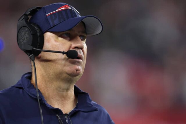 O coordenador ofensivo do New England Patriots, Bill O'Brien, observa durante o jogo contra o Miami Dolphins no Gillette Stadium em 17 de setembro de 2023 em Foxborough, Massachusetts.