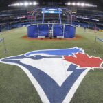 O logotipo do Toronto Blue Jays pintado no campo durante o treino de rebatidas antes da estreia em casa do Toronto Blue Jays, antes do início do jogo da MLB contra o New York Yankees em 4 de abril de 2014, no Rogers Centre em Toronto, Ontário, Canadá.