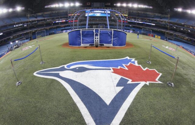 O logotipo do Toronto Blue Jays pintado no campo durante o treino de rebatidas antes da estreia em casa do Toronto Blue Jays, antes do início do jogo da MLB contra o New York Yankees em 4 de abril de 2014, no Rogers Centre em Toronto, Ontário, Canadá.