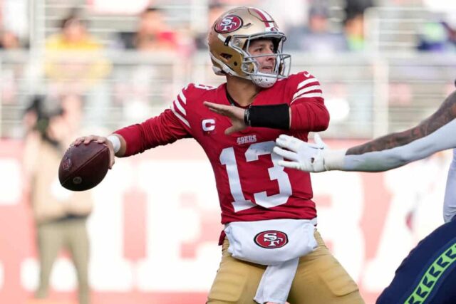 SANTA CLARA, CALIFÓRNIA - 10 DE DEZEMBRO: Brock Purdy # 13 do San Francisco 49ers parece passar durante o segundo quarto do jogo contra o Seattle Seahawks no Levi's Stadium em 10 de dezembro de 2023 em Santa Clara, Califórnia.