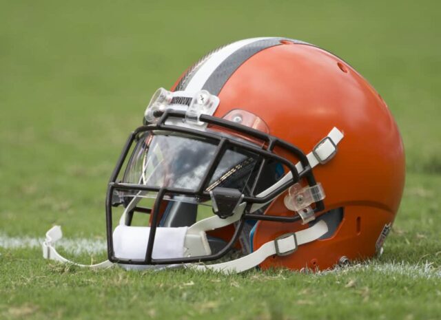 Um capacete do Cleveland Browns repousa em campo antes do jogo contra o Philadelphia Eagles no Lincoln Financial Field em 11 de setembro de 2016 na Filadélfia, Pensilvânia.  Os Eagles derrotaram os Browns por 29-10.