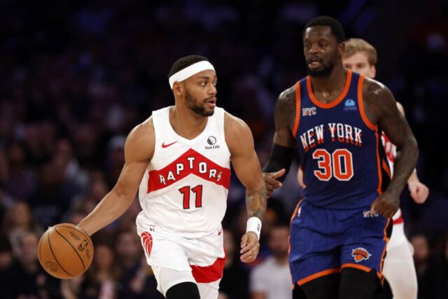 NOVA IORQUE, NOVA IORQUE - 20 DE JANEIRO: Bruce Brown nº 11 do Toronto Raptors dribla enquanto Julius Randle nº 30 do New York Knicks defende durante o segundo tempo no Madison Square Garden em 20 de janeiro de 2024 na cidade de Nova York.  Os Knicks venceram por 126-120.  NOTA AO USUÁRIO: O usuário reconhece e concorda expressamente que, ao baixar e/ou usar esta fotografia, o usuário concorda com os termos e condições do Contrato de Licença da Getty Images.