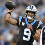 Bryce Young # 9 do Carolina Panthers lança um passe durante o segundo quarto do jogo contra o Indianapolis Colts no Bank of America Stadium em 05 de novembro de 2023 em Charlotte, Carolina do Norte.