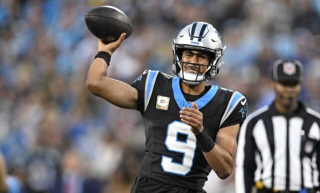 Bryce Young # 9 do Carolina Panthers lança um passe durante o segundo quarto do jogo contra o Indianapolis Colts no Bank of America Stadium em 05 de novembro de 2023 em Charlotte, Carolina do Norte.